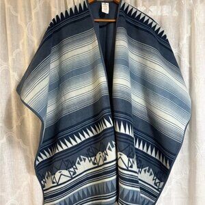 Woolrich Aztec Print Shawl Blue Gray White Women’s One Size Very Warm Comfy NWOT